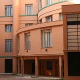 ...non ci � possibile entrare ma spiando attraverso le aperture riusciamo bene a distinguere il rosa salmone che colora le mura della struttura interna. Questa, seppur decisamente pi� moderna e visibilmente restaurata, appare coerente con la giustapposizione di volumi concavi e convessi che caratterizza anche gli esterni